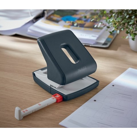 Dziurkacz Leitz Cosy, szary, 30 kartek, 10 lat gwarancji 50040089 .